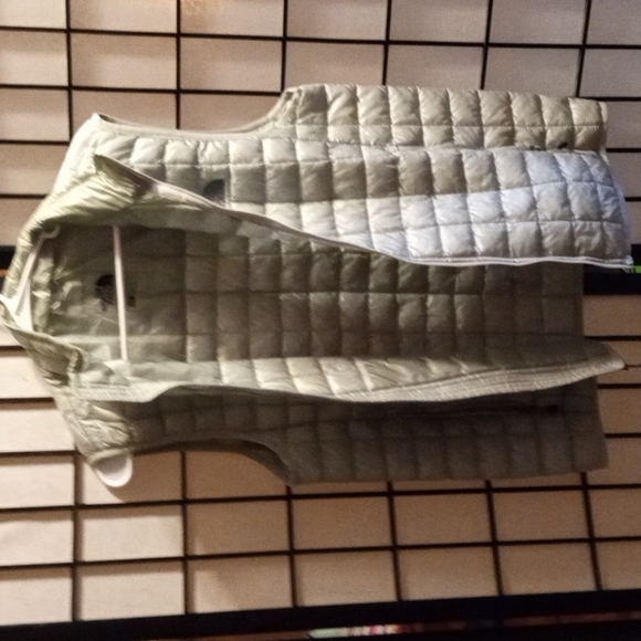 Men's North Face Puffer Vest - Picture 8 of 8